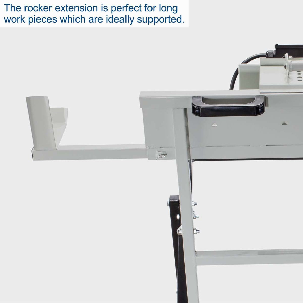 The rocking log saw HS410 by Scheppach features a rocker extension perfect for long work pieces which are ideally supported.