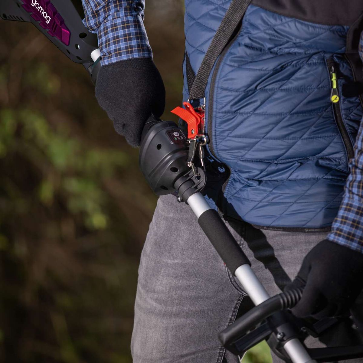 Das Akku-Multifunktionsgerät GO-GMG400BL gomag verfügt über einen praktischen Tragegurt für einfachen Transport und eine einfache Handhabung. Der Tragegurt ist verstellbar und sorgt für einen sicheren Halt während der Arbeit.