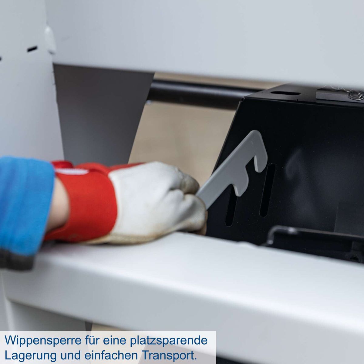 Wippensperre für eine platzsparende Lagerung und einfachen Transport. Die Wippsäge wox d700 von Scheppach bietet eine effiziente Lösung für präzises Schneiden mit 400V, 50Hz und 5200W Leistung bei einer Schnittlänge von 700mm.