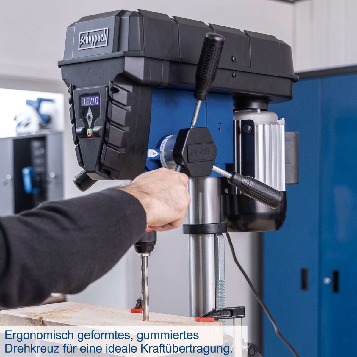 Ergonomisch geformter, gummiüberzogener Kreuzkopf für optimale Kraftübertragung im Scheppach-Bohrfutter