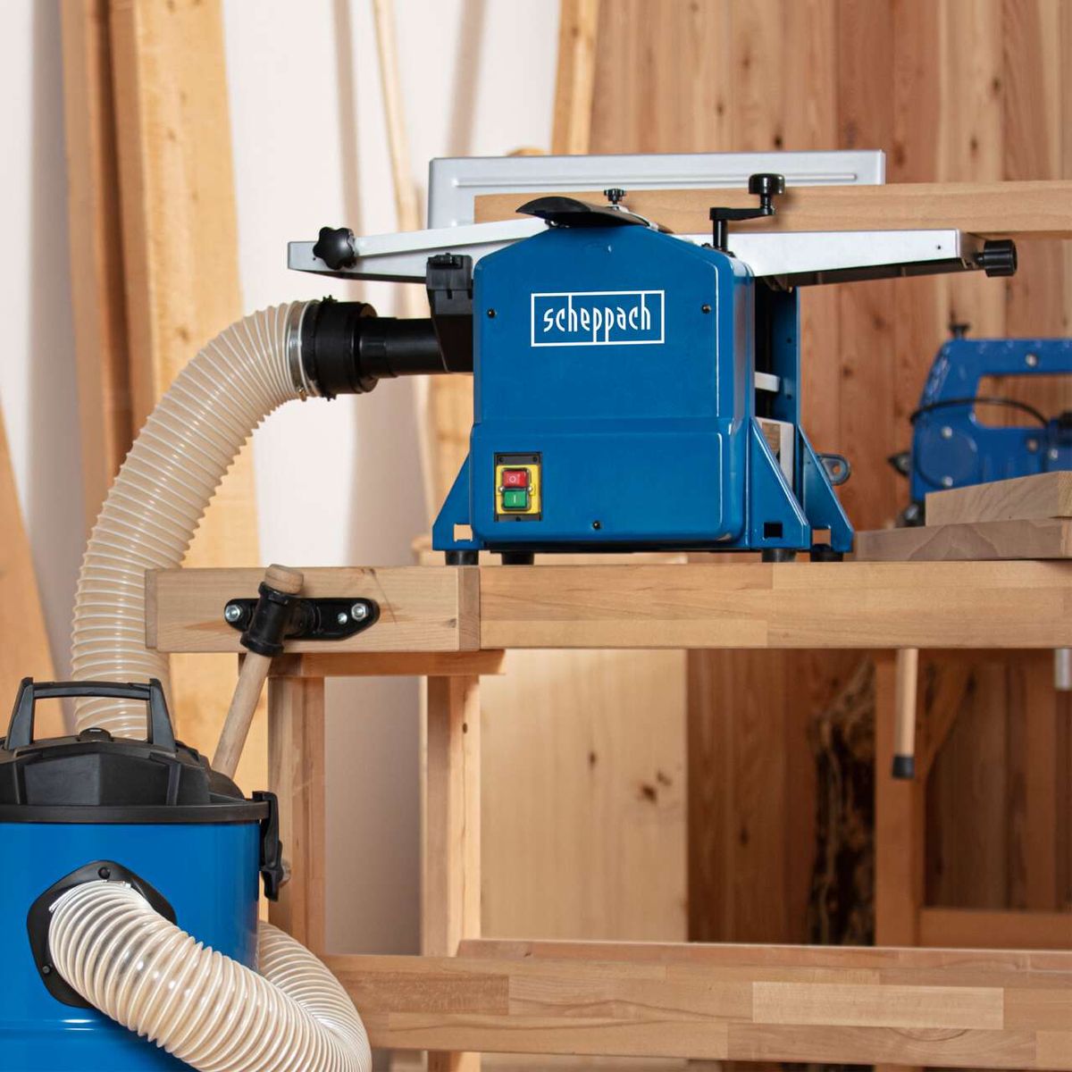 Scheppach-Hobelmaschine HMS850 mit Abricht- und Dickenfunktion, Dustextraktionssystem und Sicherheitskontakt.