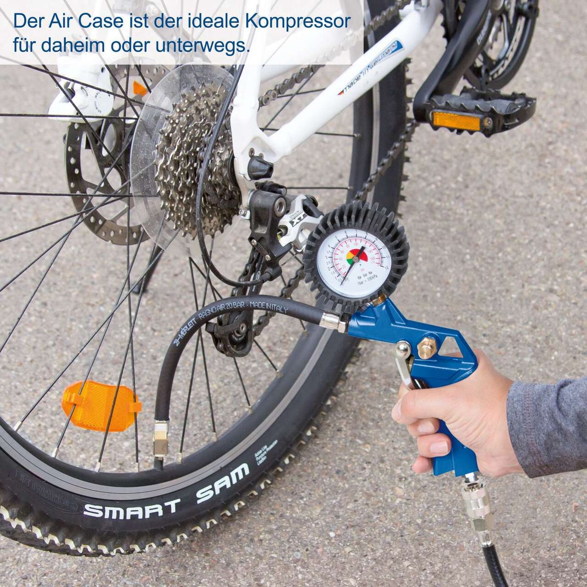 Der Air Case ist ein idealer Kompressor für zu Hause oder unterwegs. Er hat einen 2-Liter-Tank und eine Ansaugleistung von 180 Litern pro Minute. Der Kompressor ist ölfrei und tragbar und wird mit einem 12-teiligen Zubehörset geliefert.