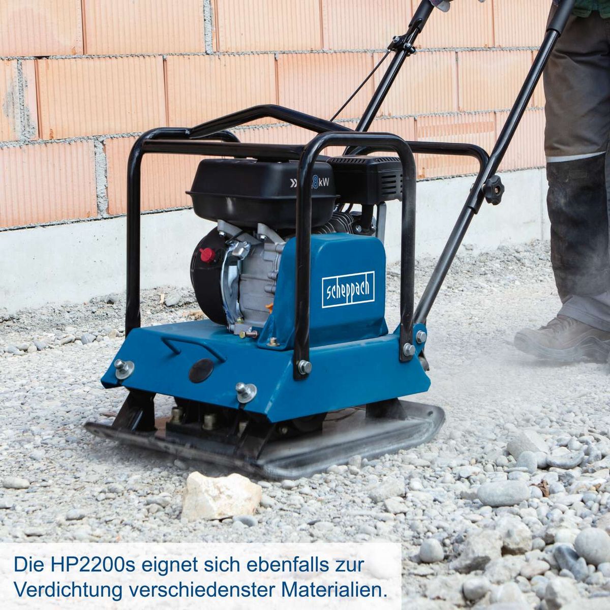 Die Scheppach Benzin Rüttelplatte HP2000S eignet sich zur Verdichtung verschiedener Materialien. Sie hat eine Verdichtungstiefe von 30 cm und eine Kraft von 25 kN. Das Wartungskit ist im Lieferumfang enthalten.