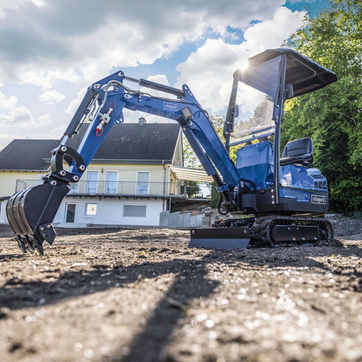Scheppach-Bauarbeitsmaschine mit Schaufelgreifarm und Schaufelaufsatz für Erdarbeiten
