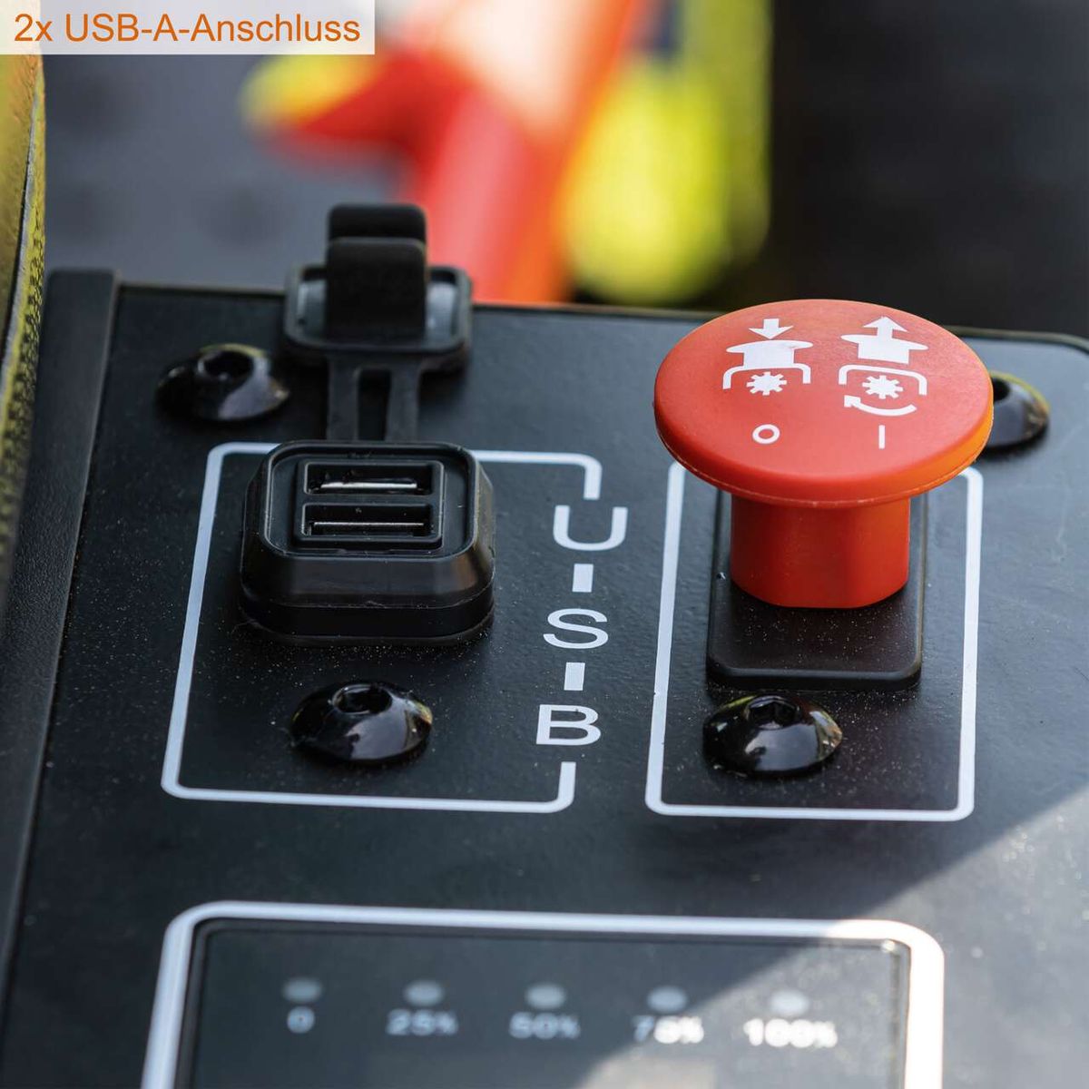 Der Akku-Aufsitzrasenmäher IX-ERT-920E IXES verfügt über 2x USB-A-Anschlüsse für praktische Lademöglichkeiten. Der rote Knopf dient zur Steuerung der Schnittfunktion mit Auf- und Abwärtsbewegung sowie zur Aktivierung der Mulchfunktion.