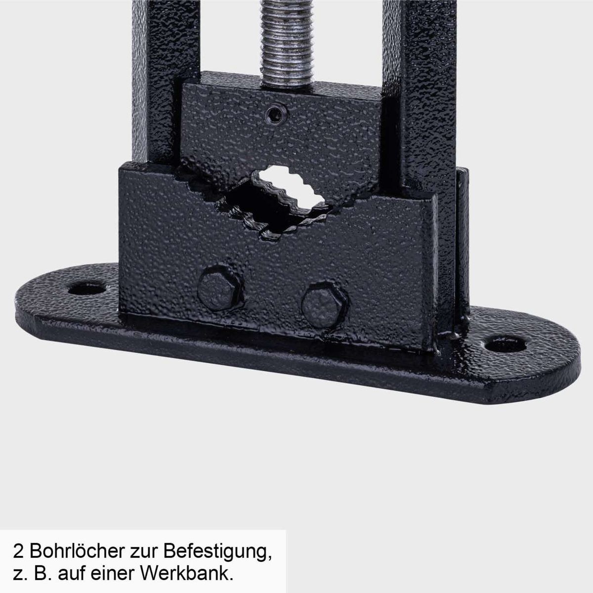 Der Rohrschraubstock SPV50 von Scheppach verfügt über zwei Bohrlöcher zur Befestigung, z. B. auf einer Werkbank.