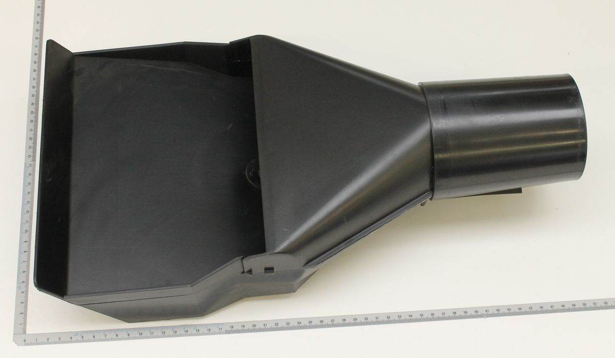 Absaugschale von Scheppach, gezeigt von der Seite mit einem Maßstab zur Größenveranschaulichung.