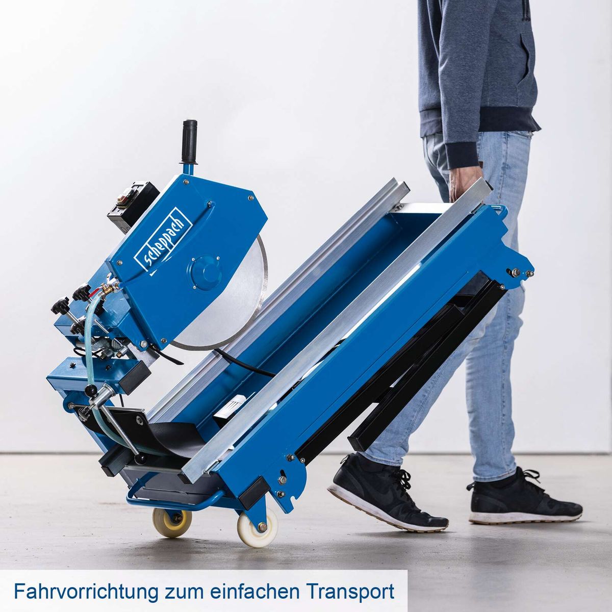 Die Steintrennmaschine HSM3500 von Scheppach verfügt über eine Fahrvorrichtung zum einfachen Transport. Sie hat eine Schnittlänge von 700 mm und eine Schnitthöhe von 110 mm. Die Maschine ist mit einer Wasserpumpe und einem Anschlag ausgestattet.