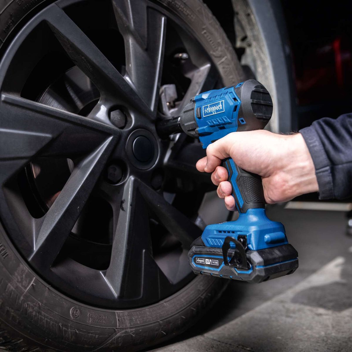 Scheppach-Werkzeug mit Akkuantrieb für präzise Dreharbeiten an Fahrzeugrädern