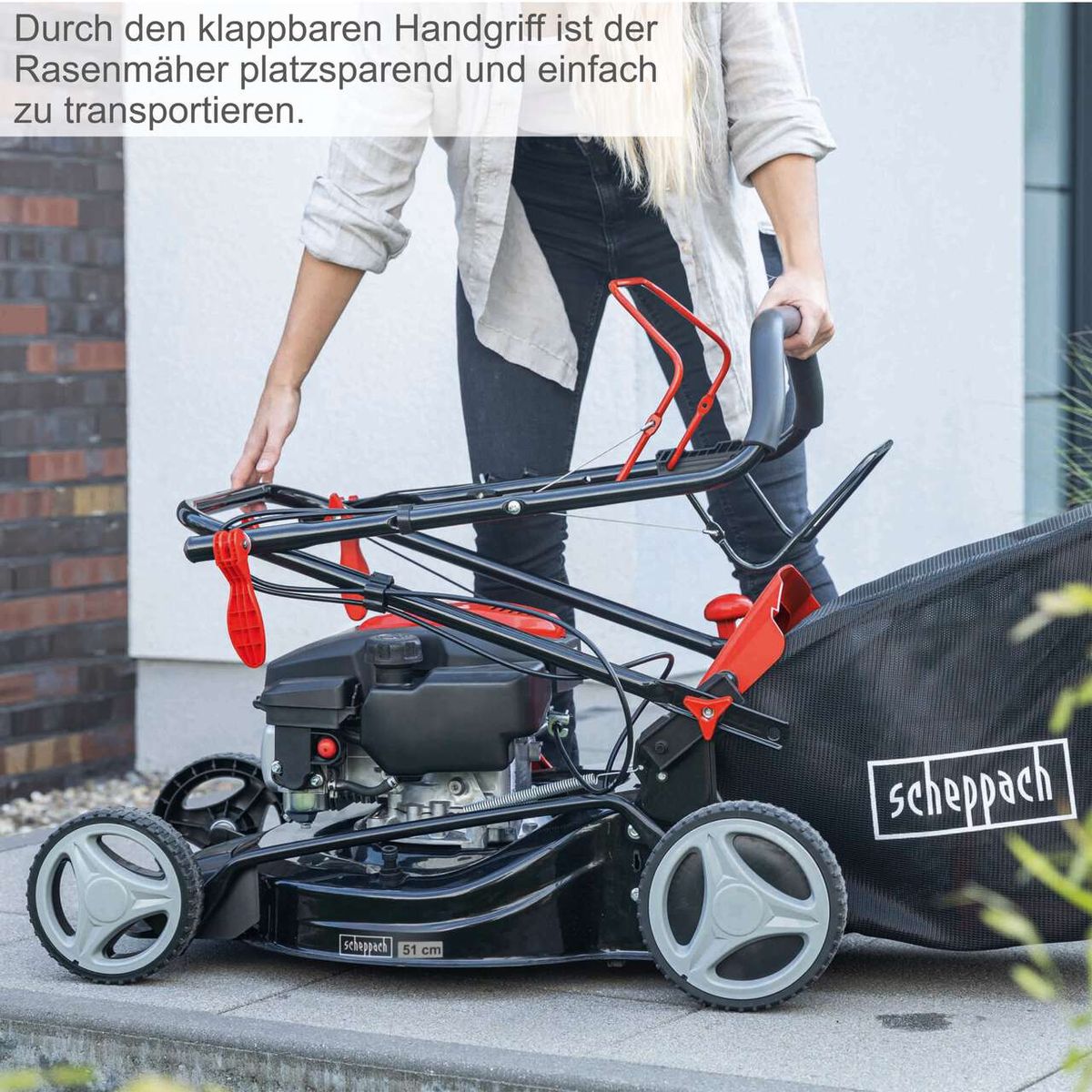 Der Rasenmäher von Scheppach hat einen klappbaren Handgriff, was ihn platzsparend und einfach zu transportieren macht.