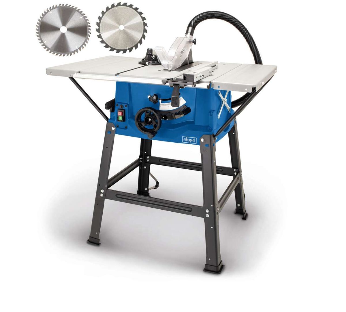 Tischkreissäge HS100S von Scheppach, frontal von links oben fotografiert. Im Hintergrund zwei Sägeblätter.