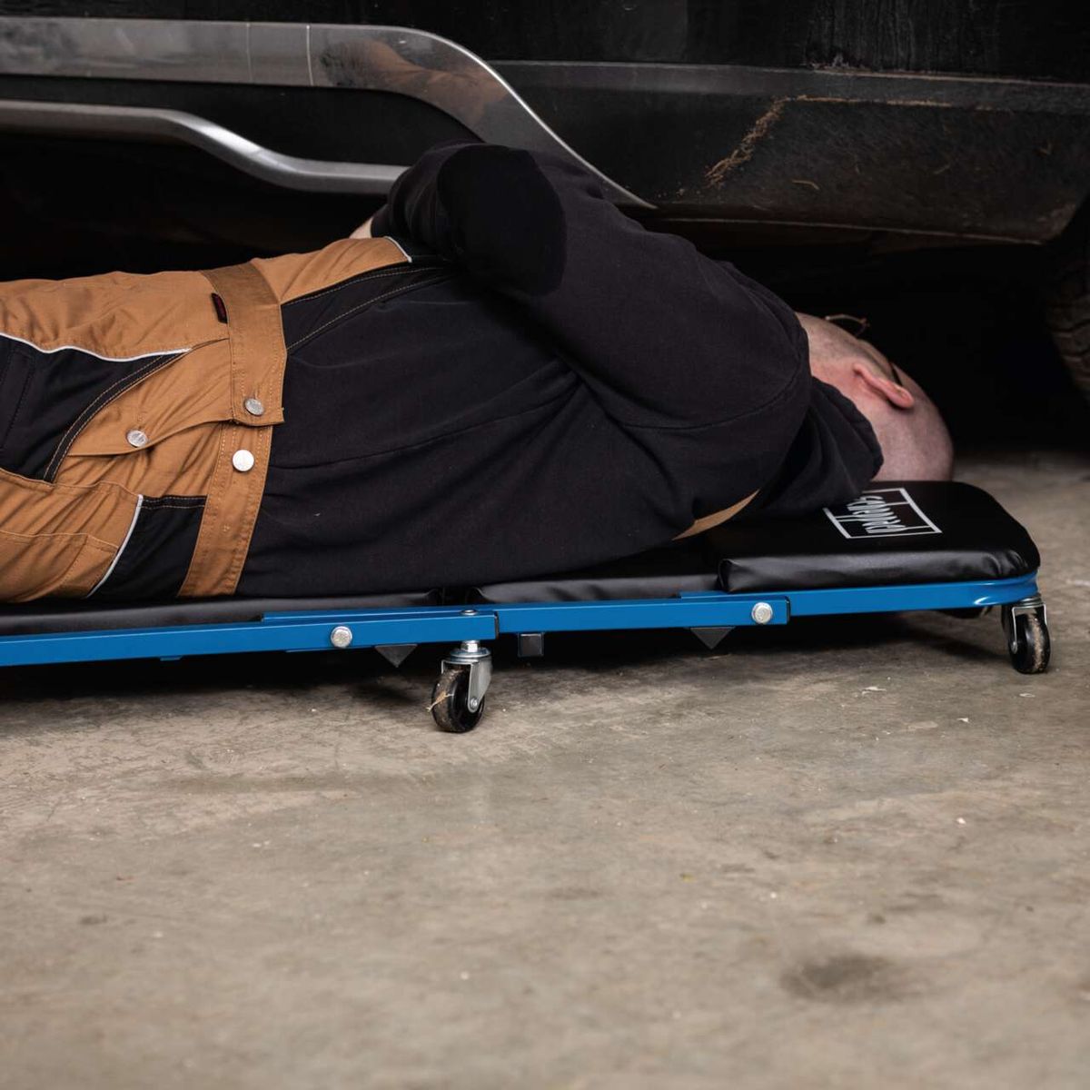 2-in-1 KFZ-Rollliege mit praktischem Werkstatthocker. Maximalbelastung 150 kg. Integrierte Rollen für einfache Bewegung. Ideal für Wartungsarbeiten an Fahrzeugen.