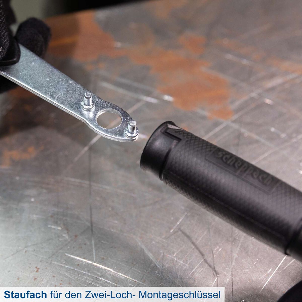 Staufach für den Zwei-Loch-Montageschlüssel, praktische Aufbewahrung für Werkzeuge, Teil des Akku-Winkelschleifers BC-AG125-X - SET S von Scheppach.