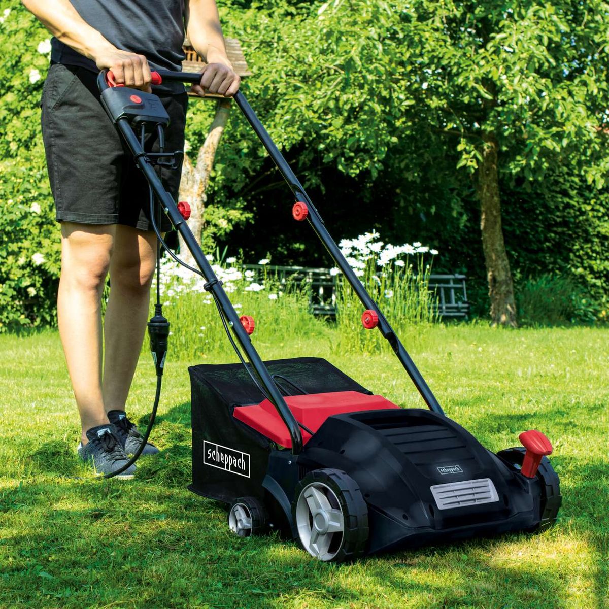 Der Elektro Vertikutierer SC32 von Scheppach mit 32 cm Arbeitsbreite und 30L Auffangkorb. Ausgestattet mit einer Vertikutier- und Lüfterwalze für effizientes Arbeiten. Ideal für die Pflege von Rasenflächen.
