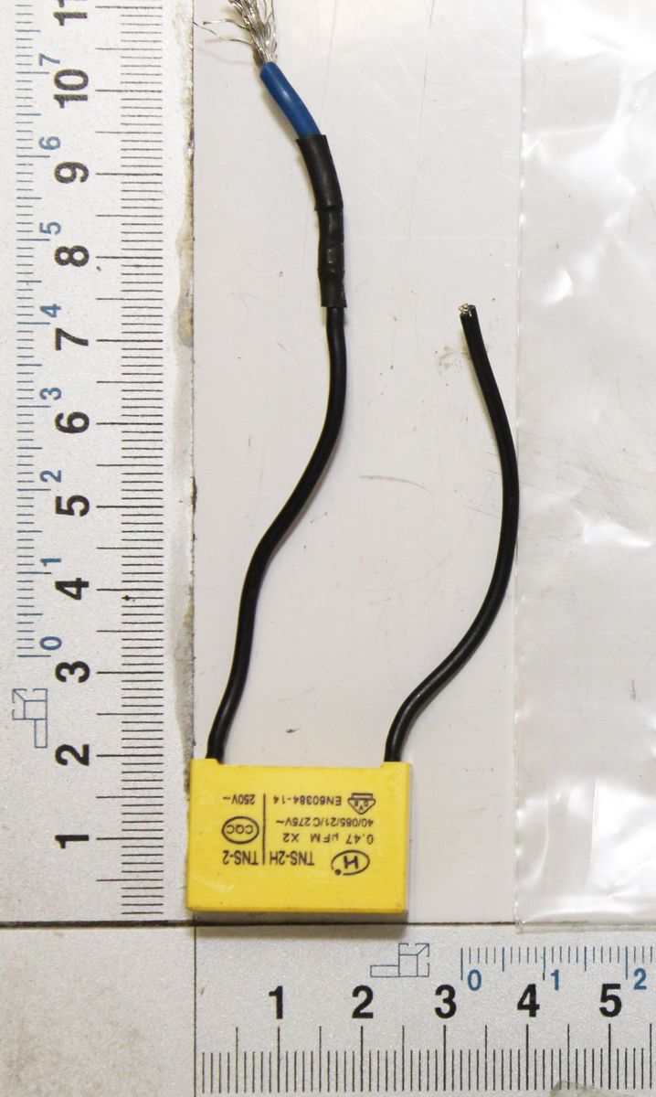 Kondensator 0.47µF / 275V von Scheppach. Der Kondensator liegt auf einer Skala und ist von vorne zu sehen.