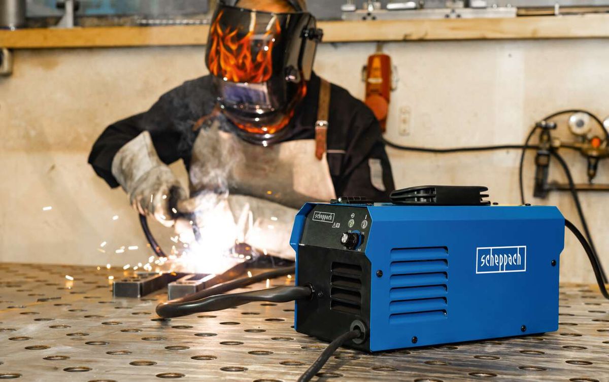 Werkzeug mit Schweißgerät und Schutzausrüstung für Metallbearbeitung