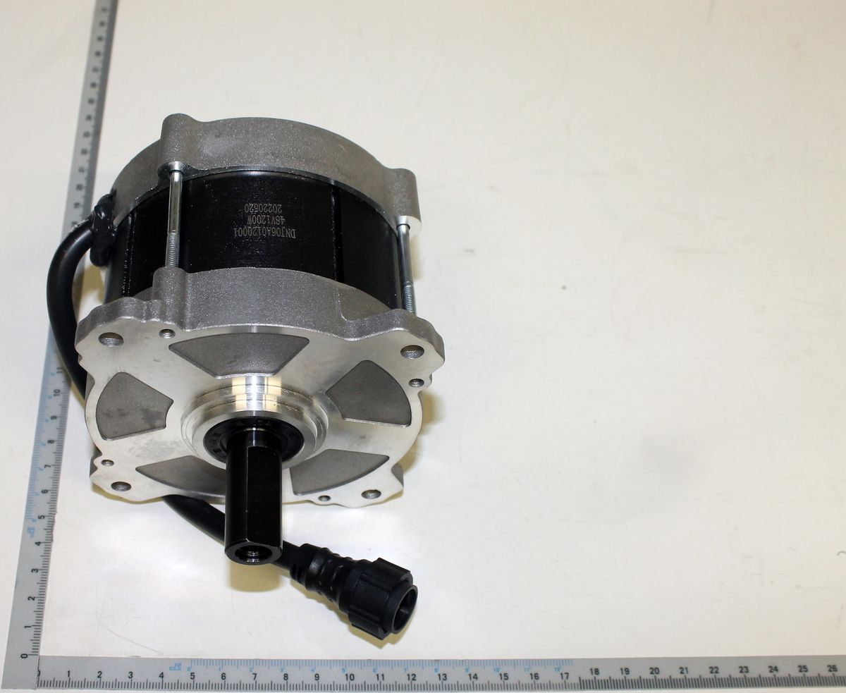 Scheppach-Antriebsmotor mit integriertem Schaltwerk, 48V/1200W, Blick auf Unterseite mit Antriebswelle