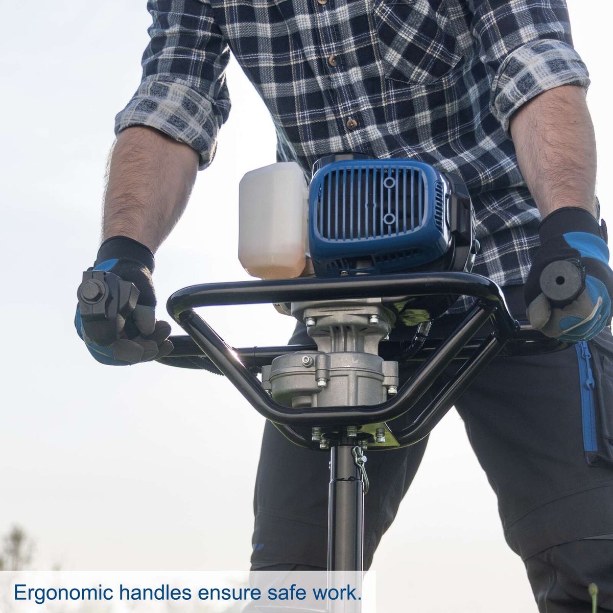 Ergonomic handles ensure safe work. The Scheppach EB2000 earth auger provides comfort and control.