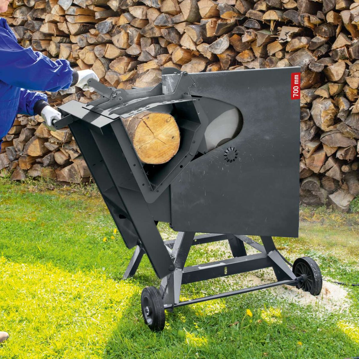 Wippsäge mit Holzstapel und Wippmechanismus für Brennholzsägen, inkl. Transportrolle