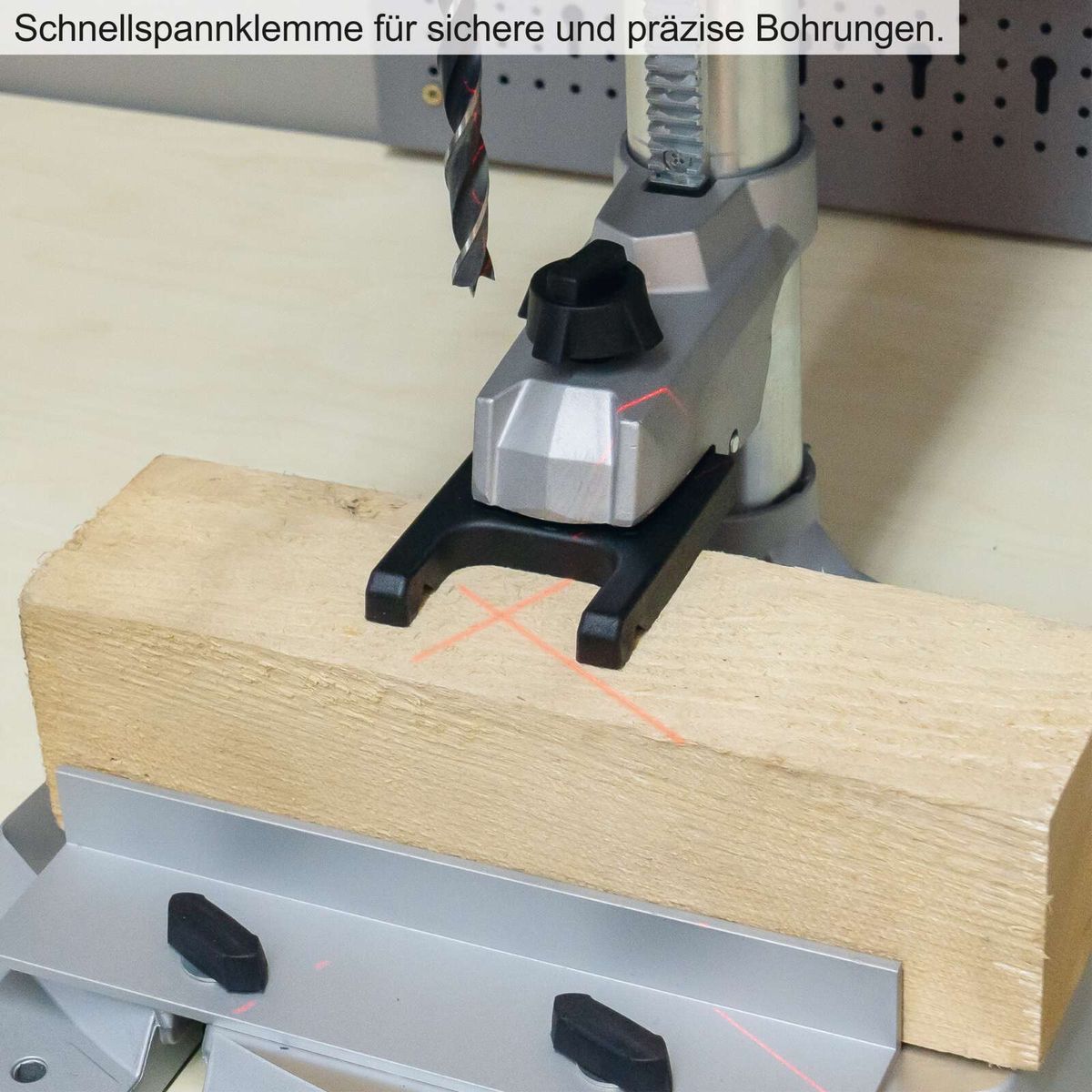 Schnellspannklemme für sichere und präzise Bohrungen. Bohrfutter für 1,5–13mm, variable Drehzahl mit Laserführung.