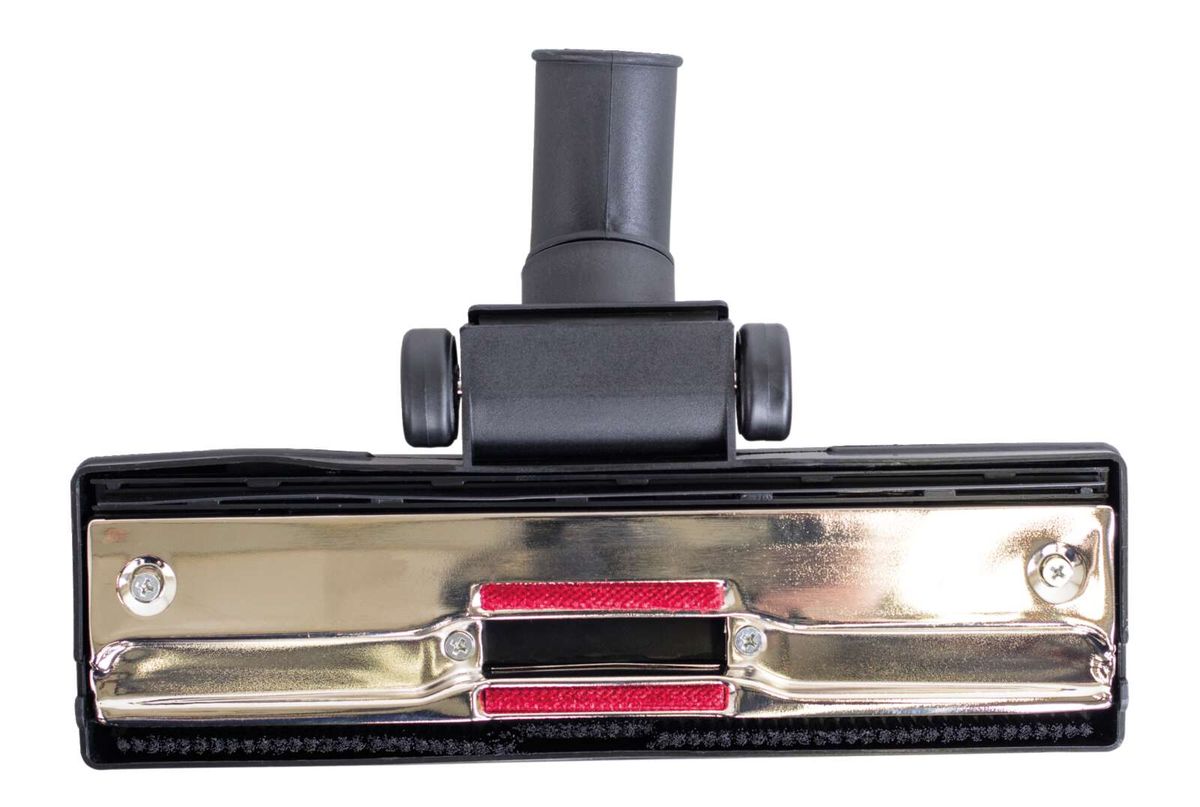 Scheppach-Handstaubsauger mit Metallplatte und rotem Gummiband. Der Sauger hat einen schwarzen Griff und einen grauen Schlauch.