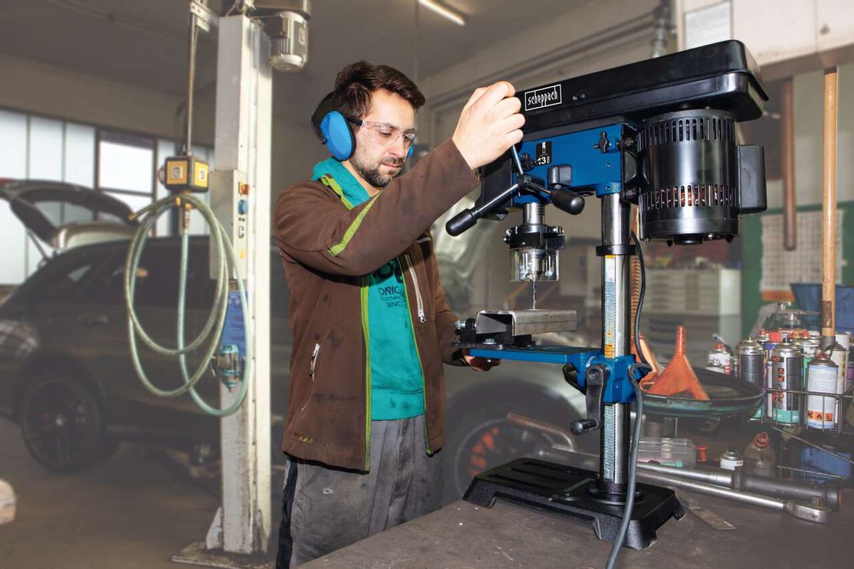 Scheppach Tischbohrmaschine mit Laserausrichtung und variabler Drehzahl, im Arbeitsumfeld eingesetzt