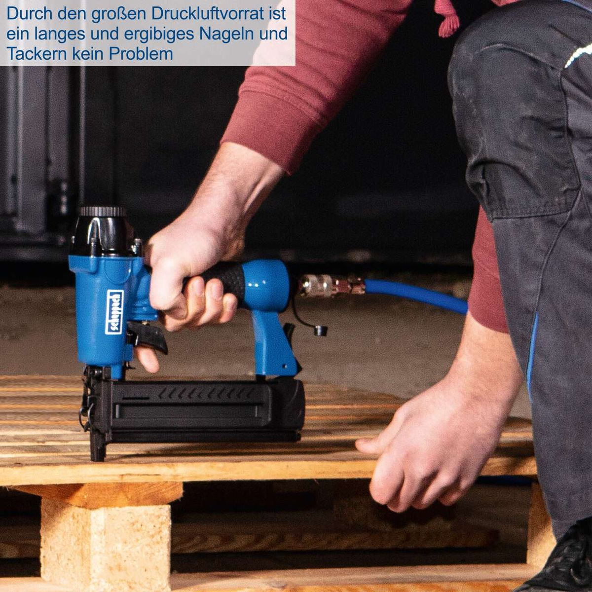 Der Scheppach Kompressor ermöglicht langes und ergibiges Nageln und Tackern dank großem Druckluftvorrat.