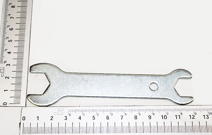 Ein Gabelschlüssel SW 14 / 17 von Scheppach, gezeigt von der Seite auf weißem Hintergrund.