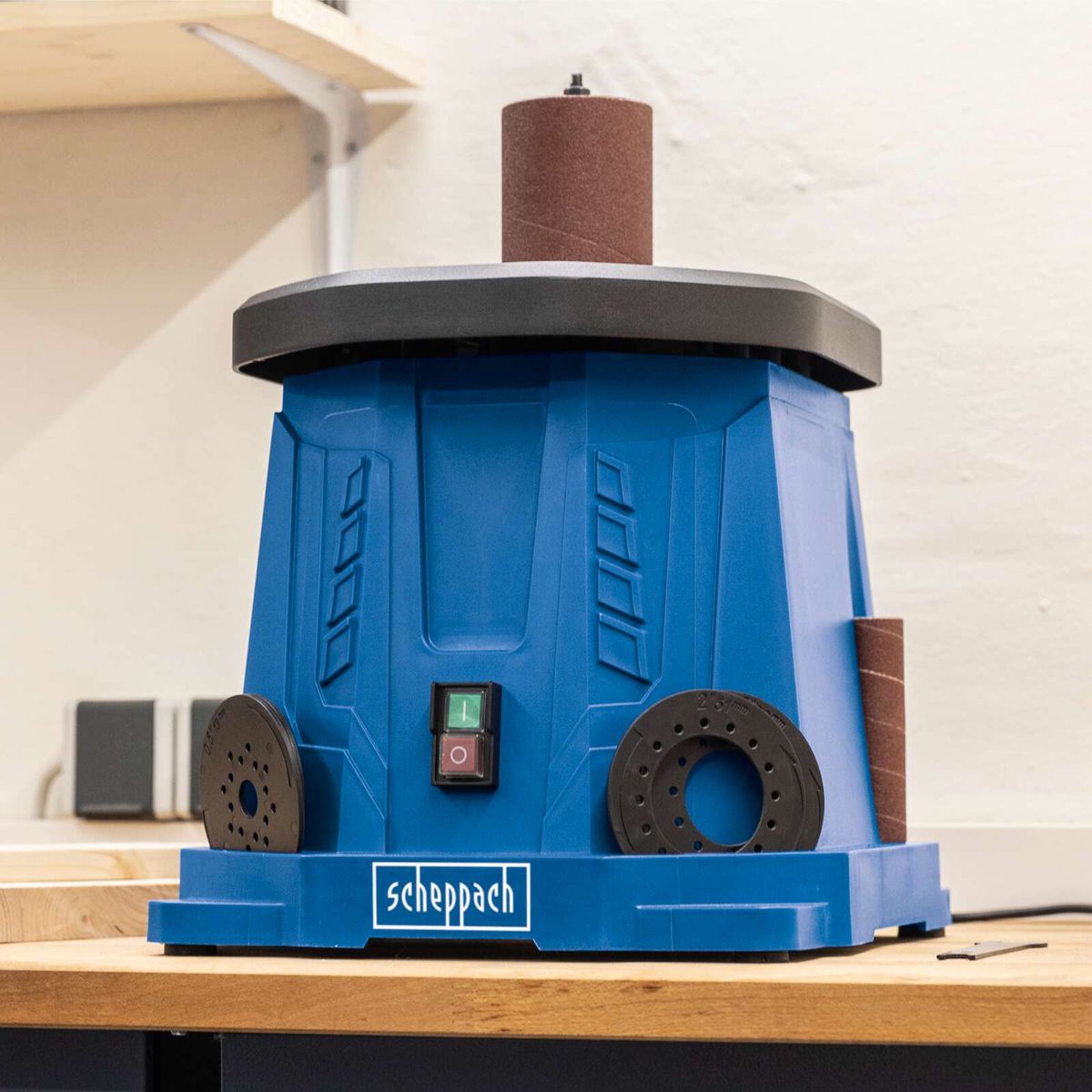 Spindle Sander OSM100 with 450W power, 58min-1 grinding spindle, and max. 98mm grinding depth. Grey cast iron worktable for stable processing. Scheppach logo on the front.