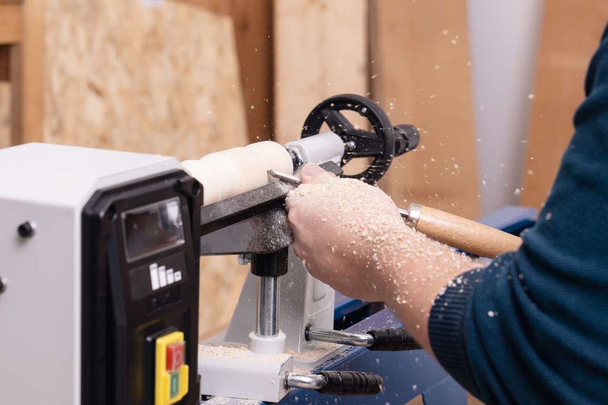 Scheppach-Drechselmaschine mit Werkstückhalterung für 350 mm Durchmesser, während des Bearbeitungsvorgangs