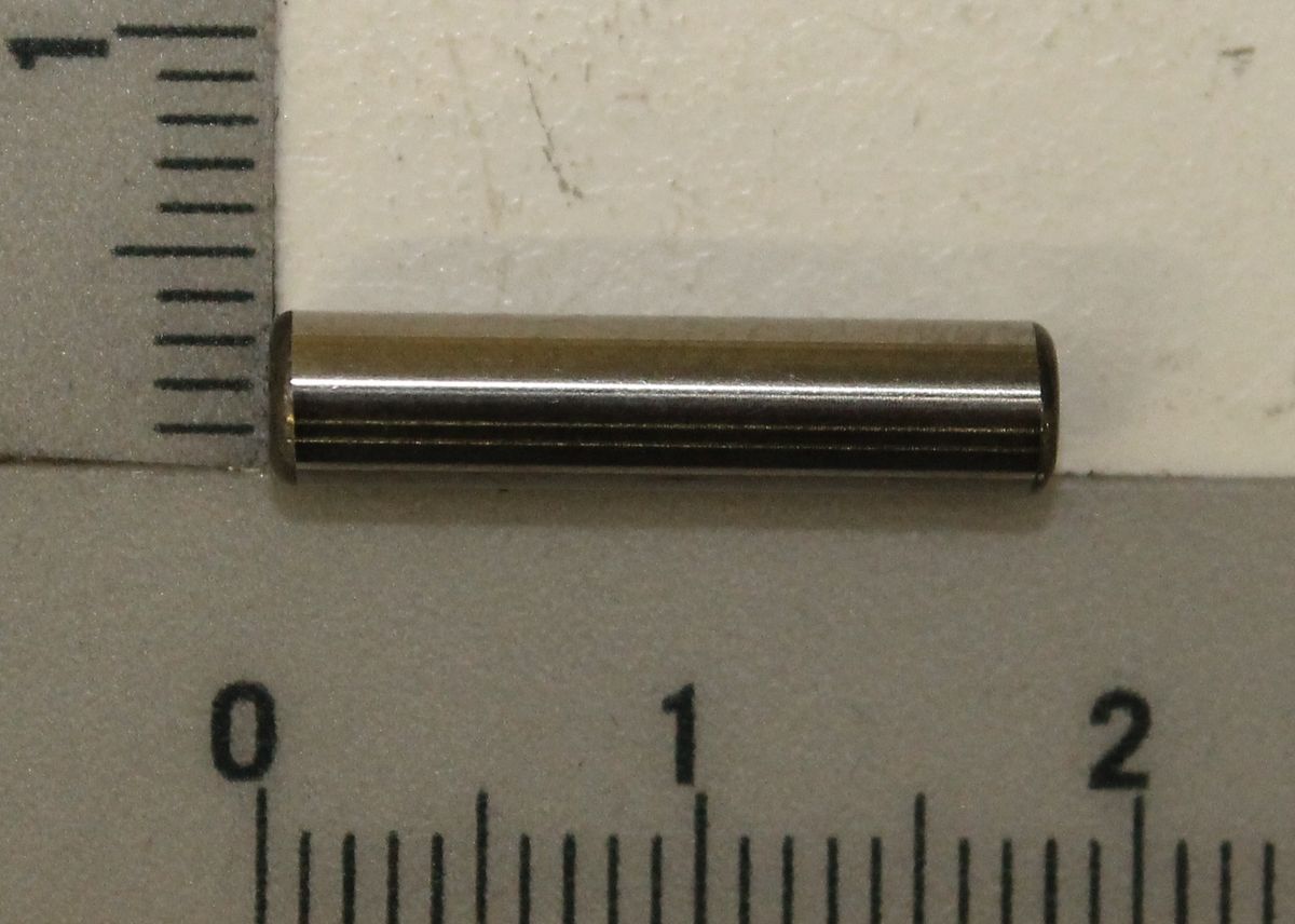 Stift 4x17,7 neben einem Lineal zur Größenveranschaulichung. Der Stift liegt waagerecht.