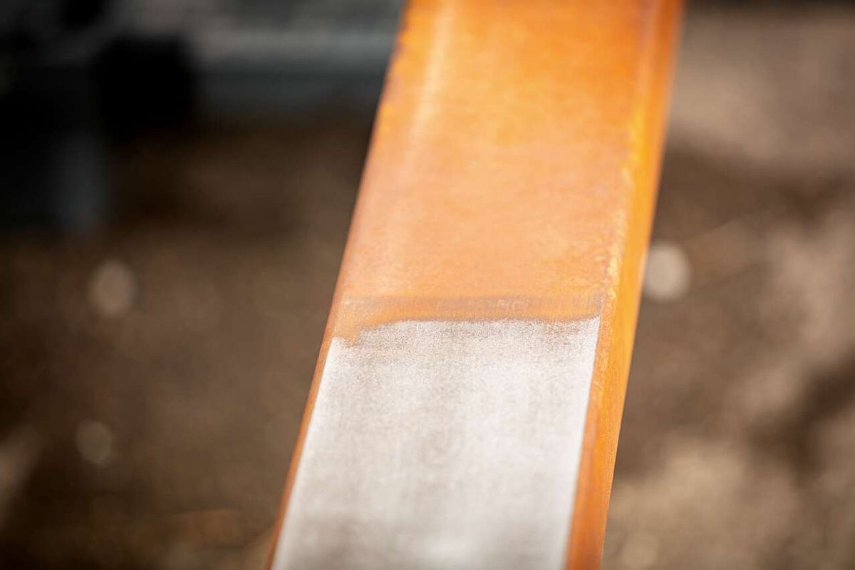 Siliziumkarbidbürste von Scheppach, gezeigt von der Seite.