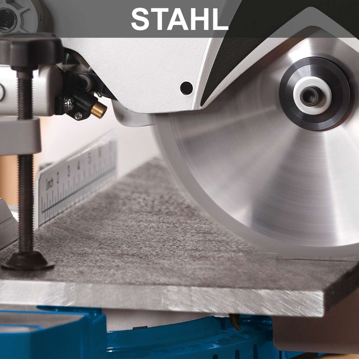 Die Kappzugsäge HM110MP von Scheppach schneidet Holz, Alu, Stahl, Kunststoff und Kupfer. Sie hat eine Schnittbreite von 254mm und eine Schnitthöhe von 90mm.