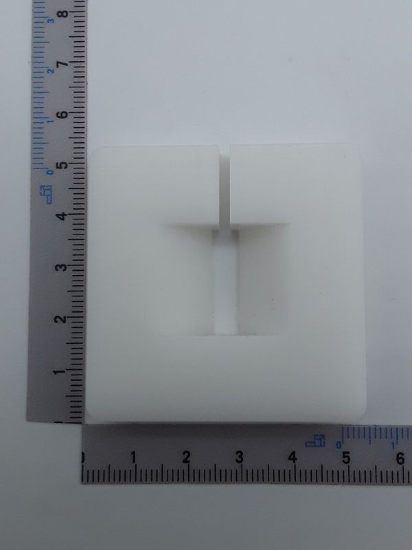 Tischeinlage von Scheppach, Ansicht von oben. Die Tischeinlage hat eine quadratische Form mit einer zentralen Öffnung und einem kreuzförmigen Steg.