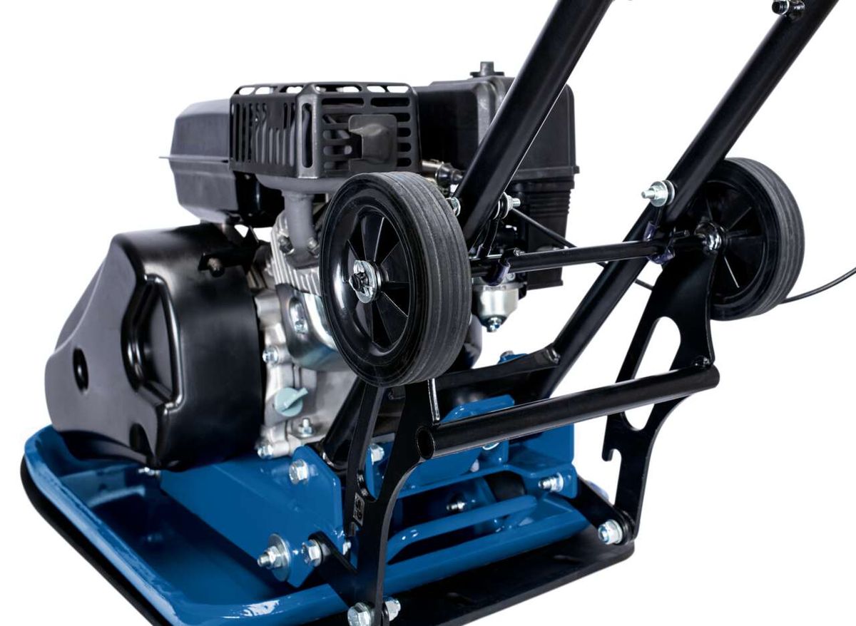 Scheppach Motorplatte mit schwarzem Motor und zwei Rädern. Robuste Metallkonstruktion.