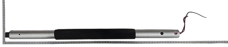 Ein Aluminiumrohr mit schwarzem Griff und einem Kabelende. Das Rohr ist von oben zu sehen.