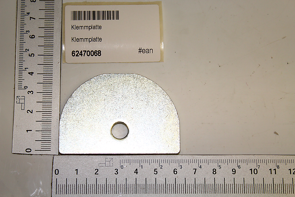 Klemmplatte von Scheppach, Artikelnummer 62470068, halbkreisförmig mit zentraler Bohrung, von der Seite fotografiert.