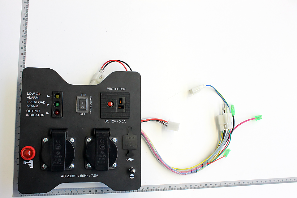 Schalterblende mit verschiedenen Anschlüssen und Kabeln. Gezeigt von vorne.