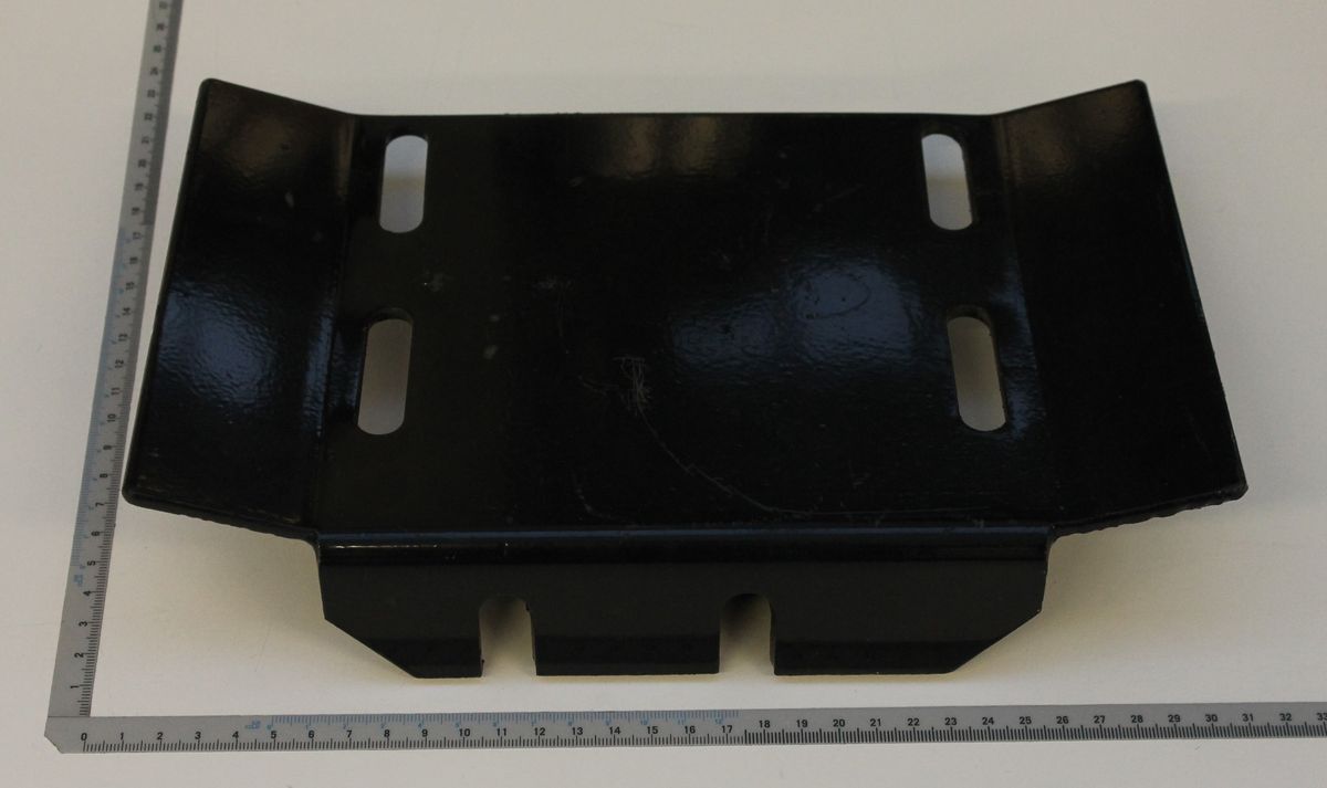 Scheppach Bodenplatte für Motor – Detailansicht mit Montageöffnungen und Maßeinheit