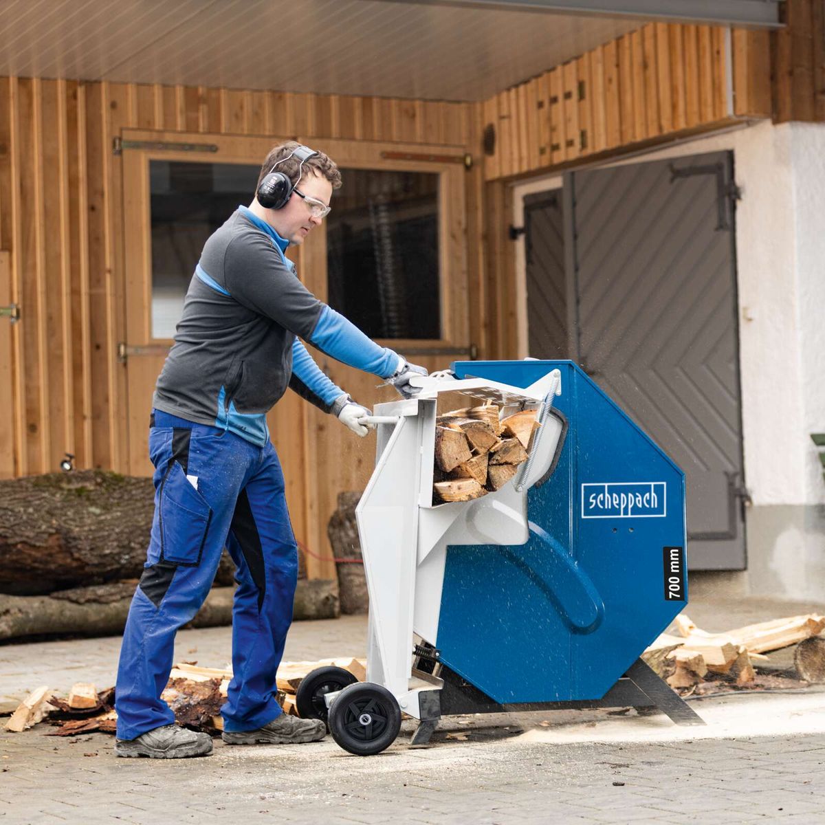 Scheppach-Werkzeug mit 700-mm-Spaltbreite für Holzzerkleinerung, inkl. Transportrollen