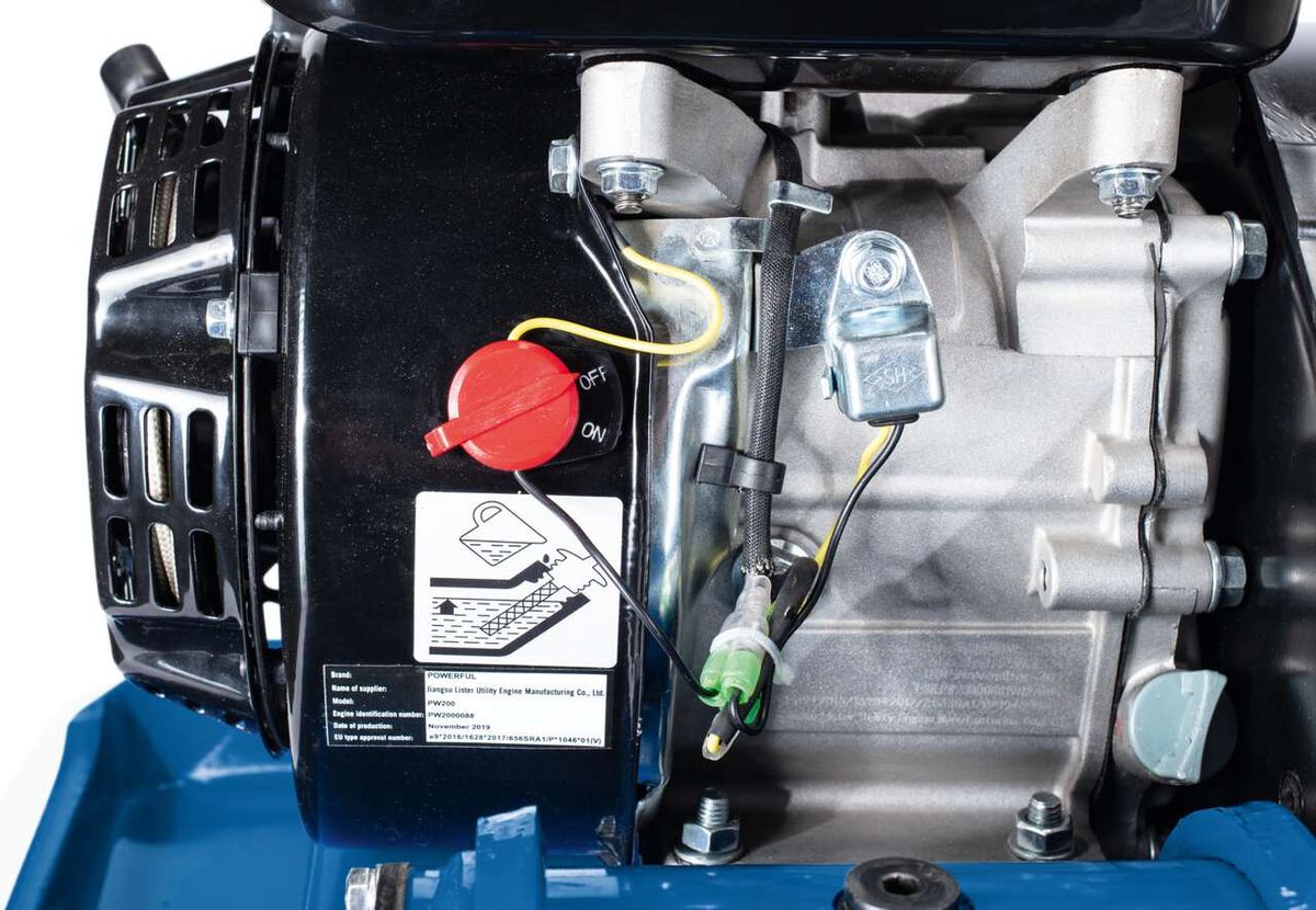 Detailansicht eines Scheppach-Rüttelplattenmotors mit Tank und Sicherheitshinweisen