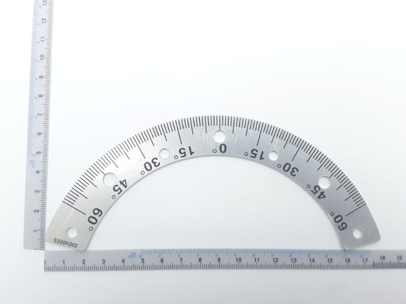 Winkelskala von Scheppach, gezeigt von der Seite mit einem Lineal im Hintergrund.