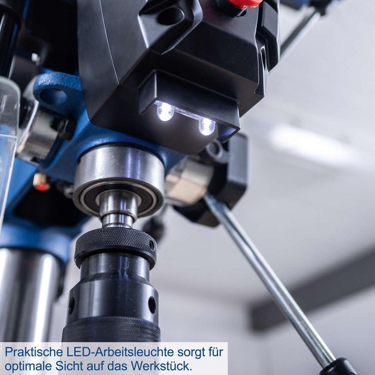 LED-Arbeitsleuchte für präzise Sicht auf Werkstück in Tischbohrmaschine