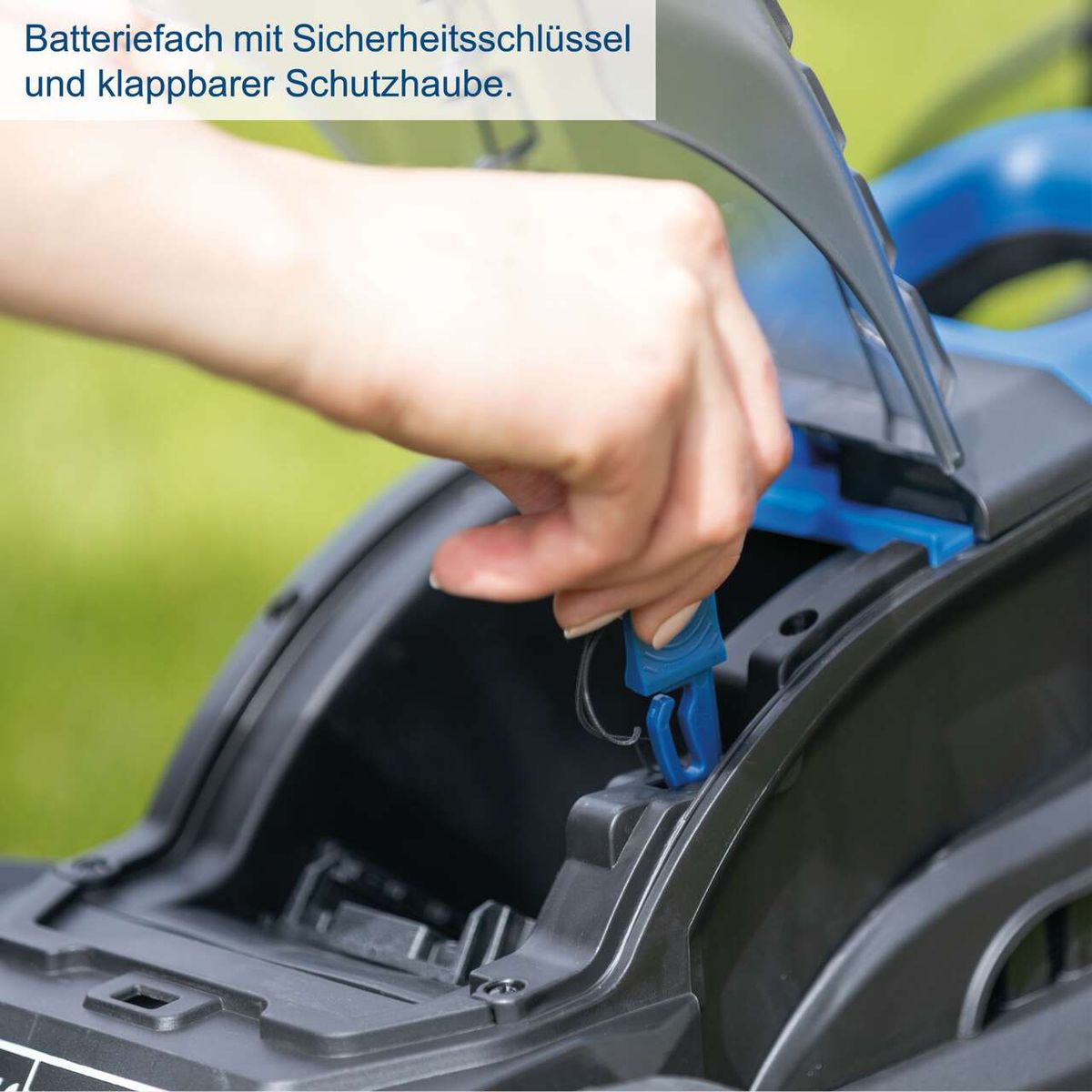 Batteriefach mit Sicherheitsschlüssel und klappbarer Schutzhaube. Der Akku-Rasenmäher BC-MP320-X von Scheppach bietet sicheres und einfaches Batteriewechseln sowie Schutz vor Staub und Schmutz.