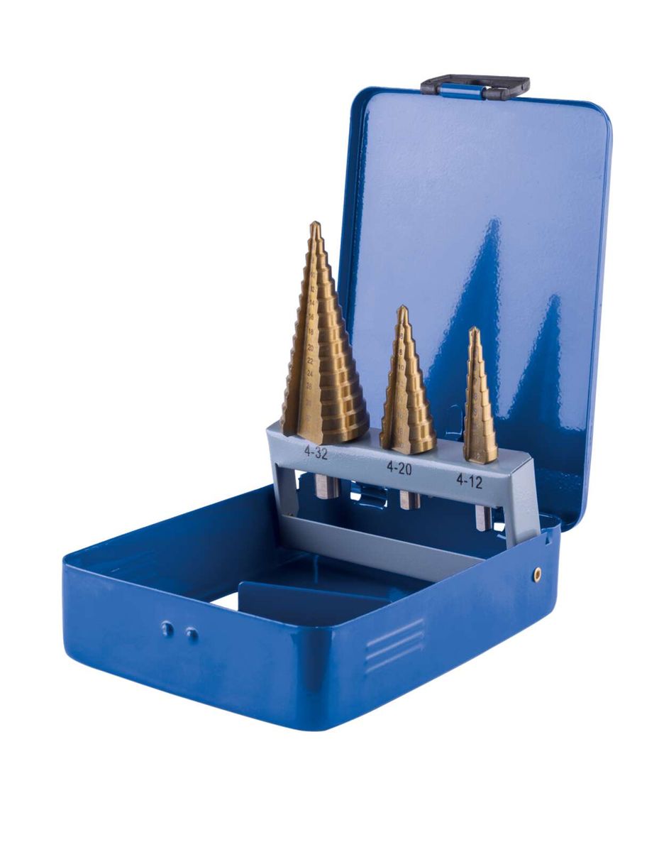 HSS-Stufenbohrer-Set 3-tlg scheppach (DIY) Deutschland. Das Set enthält drei Stufenbohrer in einem blauen Koffer. Die Bohrer sind in einem Halter mit den Größen 4-32, 4-20 und 4-12 angeordnet.