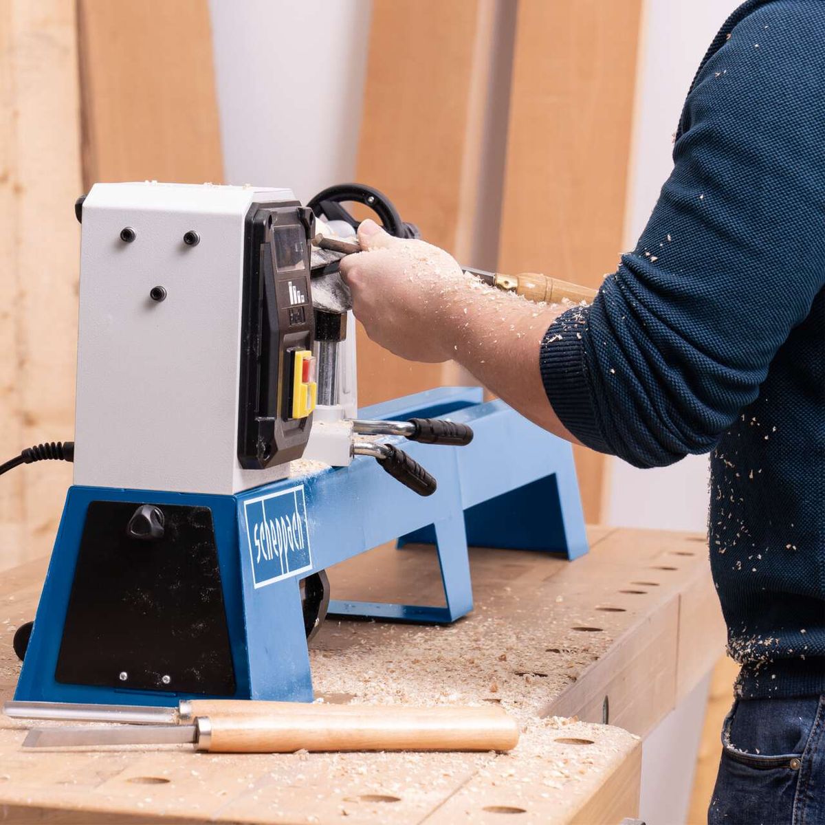 Die Scheppach Drechselmaschine DM1100T ermöglicht das Bearbeiten von Werkstücken bis zu 1000 mm Länge. Sie verfügt über 4 Geschwindigkeiten und wird mit einem Zubehörset geliefert.