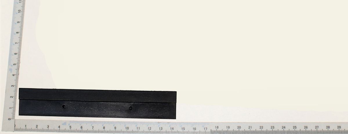 Tischeinlage klein von Scheppach, gezeigt von der Seite mit einem Lineal zur Größenveranschaulichung.