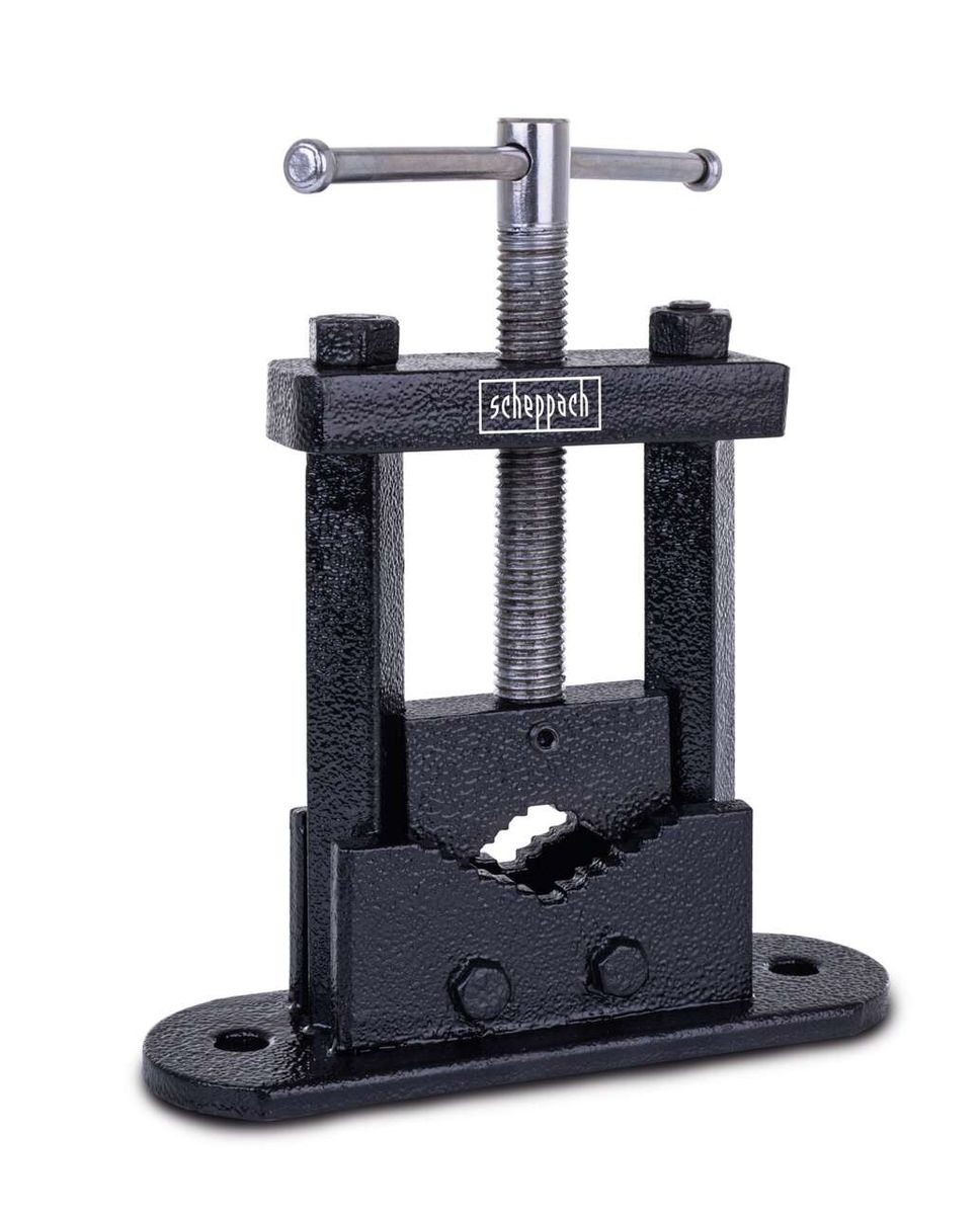 Rohrschraubstock SPV50 von Scheppach, schwarz. Gezeigt von vorne mit geöffneten Backen.