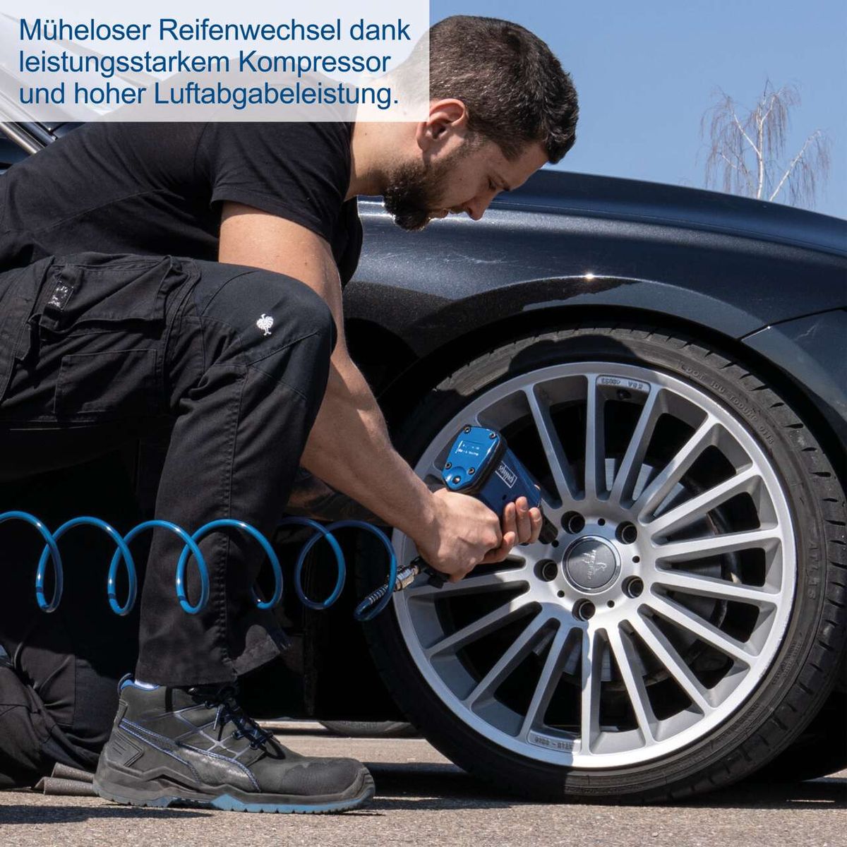 Ein Mann wechselt mühelos einen Reifen mit einem leistungsstarken Kompressor und hoher Luftabgabeleistung. Der Kompressor HC80V von Scheppach bietet 80L Kessel und 10bar Druck mit einer Ansaugleistung von 310 l/min und 2 Kupplungen.
