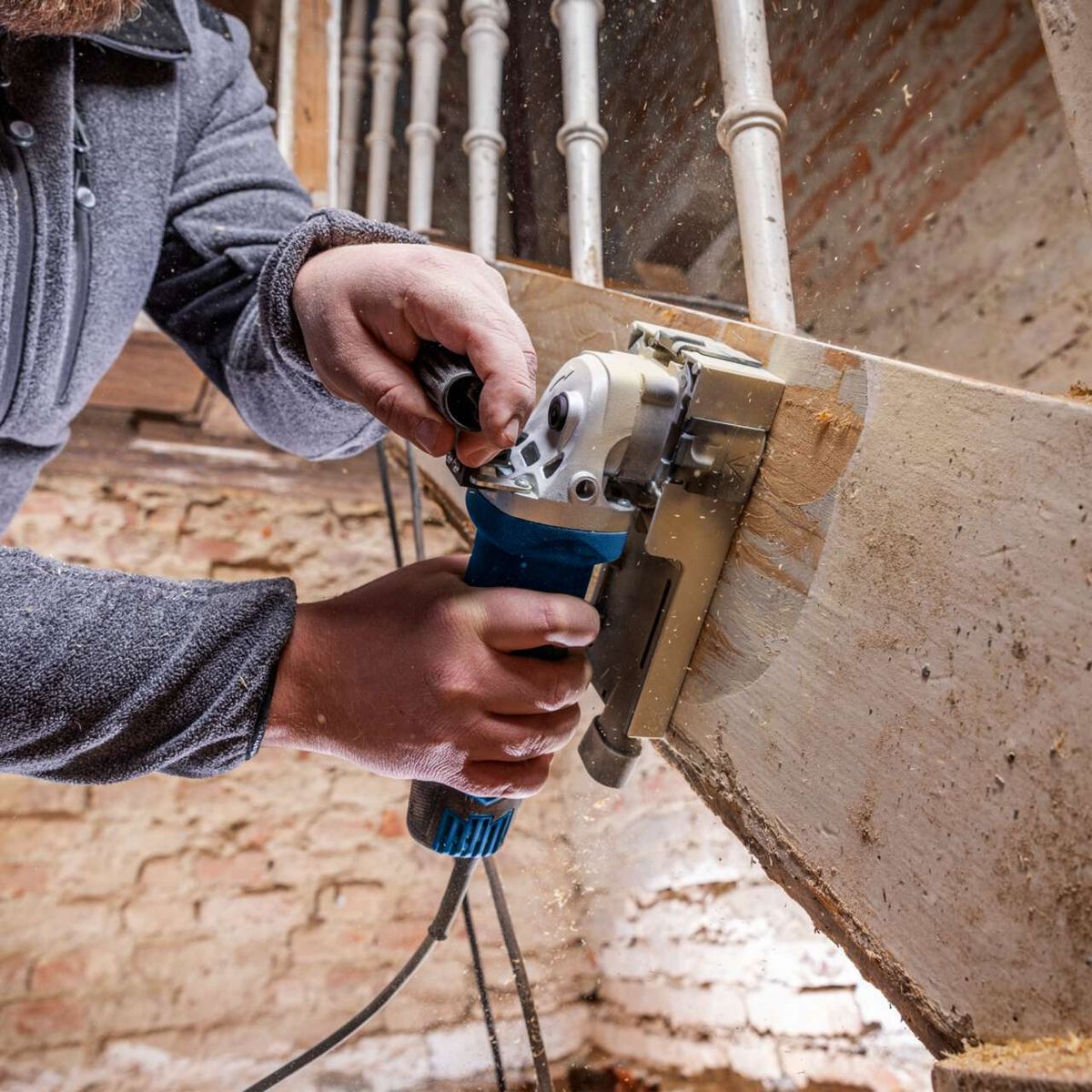 Scheppach-Lackfräse mit Softgrip-Oberfläche beim Arbeiten an Holz- oder Metalluntergrund